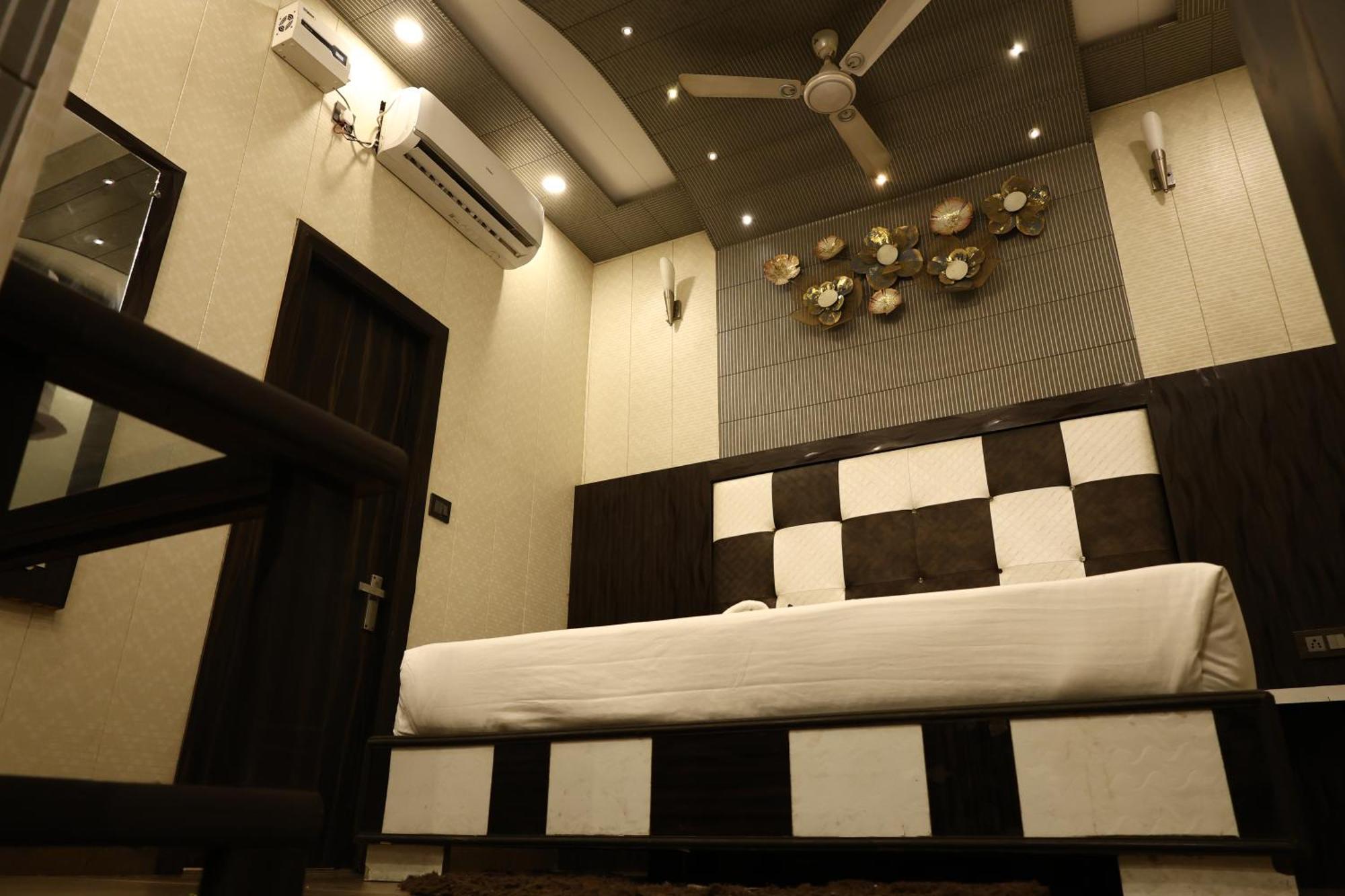 Hotel Pardesi Haridwār Esterno foto
