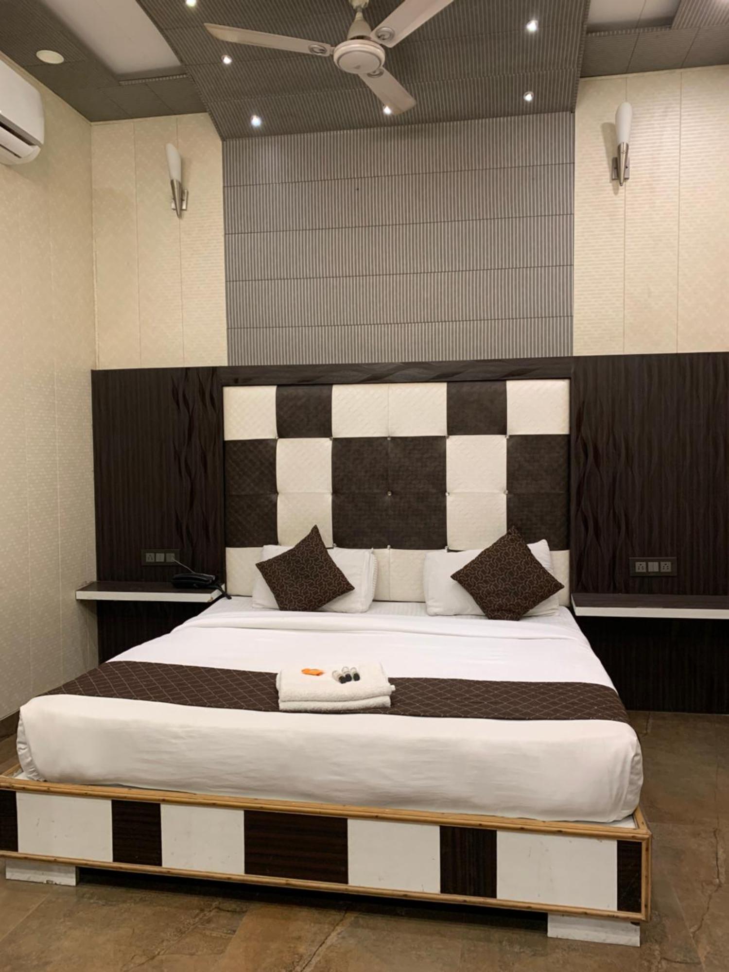 Hotel Pardesi Haridwār Esterno foto