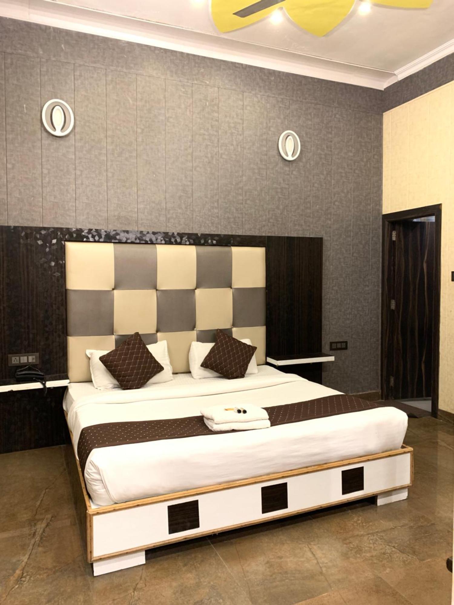 Hotel Pardesi Haridwār Esterno foto